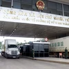 Các xe container chờ làm thủ tục xuất khẩu hàng nông sản tại cửa khẩu quốc tế đường bộ số II Kim Thành. (Ảnh: Quốc Khánh/TTXVN) 