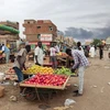 Người dân mua sắm tại một chợ ở Khartoum, Sudan. (Nguồn: AFP/TTXVN)