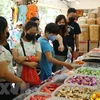 Người dân Indonesia mua bán tại chợ. (Ảnh: Hữu Chiến/TTXVN)