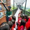 Các em học sinh tham quan, tìm hiểu tại Cơ sở bảo tồn gấu Ninh Bình. (Ảnh: Thùy Dung/TTXVN)