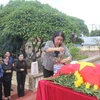 Lãnh đạo tỉnh Sơn La và các đại biểu dâng hương bày tỏ sự tri ân đối với liệt sỹ Đinh Công Thân tại Nghĩa trang liệt sỹ huyện Mộc Châu, tỉnh Sơn La. (Ảnh: TTXVN phát)