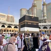Các tín đồ Hồi giáo đi vòng quanh Kaaba tại Thánh địa Mecca, Saudi Arabia khi tham dự lễ hành hương Hajj, ngày 24/6/2023. Ảnh: AFP/TTXVN 
