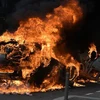 Các phương tiện bị người biểu tình phóng hỏa tại Nanterre, ngoại ô Paris, Pháp ngày 29/6/2023. (Ảnh: AFP/TTXVN) 