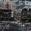 Xe buýt bị người biểu tình đốt phá tại Aubervilliers, phía Bắc Paris, Pháp ngày 30/6/2023. (Ảnh: THX/TTXVN) 