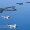 Máy bay ném bom chiến lược B-52H (giữa) của Mỹ cùng máy bay chiến đấu F-15K và KF-16 của Hàn Quốc tham gia cuộc tập trận ngày 6/3/2023. (Ảnh: Yonhap/TTXVN) 