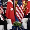 Tổng thống Thổ Nhĩ Kỳ Recep Tayyip Erdogan (trái) và Tổng thống Mỹ Joe Biden tại cuộc gặp bên lề Hội nghị thượng đỉnh NATO ở Madrid, Tây Ban Nha, ngày 29/6/2022. Ảnh tư liệu. (Nguồn: AFP/TTXVN)