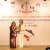 Bà Nguyễn Thị Ngọc Dung (trái), Chủ tịch Hội hữu nghị Việt -Pháp Thành phố Hồ Chí Minh tặng hoa chúc mừng bà Emmanuelle Pavillon-Grosser (phải), Tổng Lãnh sự Cộng hòa Pháp tại Thành phố Hồ Chí Minh. (Ảnh: Xuân Khu/TTXVN)