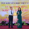 Phó Chủ tịch nước Võ Thị Ánh Xuân tặng quà cho Hội Khuyến học Việt Nam. (Nguồn: Báo Nhân dân)