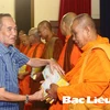 Bí thư Tỉnh ủy Bạc Liêu Lữ Văn Hùng tặng quà cho các vị chức sắc Phật giáo Nam tông Khmer. (Nguồn: Cổng Thông tin tỉnh Bạc Liêu)