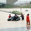 Lực lượng cứu hộ làm nhiệm vụ tại khu vực ngập lụt ở thành phố Cheongju, Hàn Quốc ngày 15/7/2023. (Nguồn: Yonhap/TTXVN)