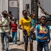 Người dân rời bỏ nhà cửa sau cuộc tấn công của bang nhóm tội phạm tại Port-au-Prince, Haiti. (Ảnh: AFP/TTXVN) 