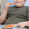 Thói quen thích ăn đồ ăn nhanh là một trong những nguyên nhân gây ra béo phì, thừa cân ở trẻ em. (Nguồn: RT) 