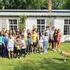 Các học sinh của trường Vietschool London và cha mẹ tham dự trại hè tại Macaroni Woods. (Ảnh: TTXVN phát)