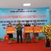 Trung tướng Nguyễn Hải Trung, Bí thư Đảng ủy, Giám đốc Công an thành phố Hà Nội tặng quà cho nhân thân các liệt sỹ phòng cháy chữa cháy quận Cầu Giấy. (Nguồn: Bộ Công an) 