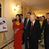 Tổng Bí thư Nguyễn Phú Trọng xem một số hình ảnh trưng bày tại buổi lễ. (Ảnh: Trí Dũng/TTXVN) 