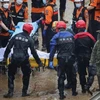 Lực lượng cứu hộ di chuyển nạn nhân vụ ngập lụt. (Nguồn: Reuters) 