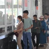 Công dân làm thủ tục nhập cảnh vào Việt Nam tại Cửa khẩu Quốc tế Tà Lùng (Cao Bằng). (Ảnh: Chu Hiệu/TTXVN)