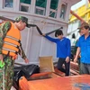 Tổ công tác Bộ đội Biên phòng tỉnh Kiên Giang kiểm tra tàu KG-93262-TS vận chuyển trái phép dầu DO. (Ảnh: TTXVN phát)