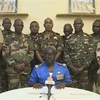 Đại tá Amadou Abdramane (ngồi), Người Phát ngôn của Hội đồng Quốc gia Bảo vệ Tổ quốc (CNSP) tại Niger, tuyên bố đảo chính trên truyền hình quốc gia ngày 26/7. (Ảnh: AFP/TTXVN) 