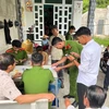Lực lượng Đoàn Thanh niên Công an tỉnh Kiên Giang hỗ trợ cho người dân cài đặt ứng dụng VNeID tại nhà. (Nguồn: Công an tỉnh Kiên Giang)