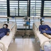 Hai bệnh nhân Lộc Thị Ch. (trái) và Hoàng Văn X. (xã Chiến Thắng, huyện Chi Lăng) điều trị tại Bệnh viện Đa khoa tỉnh Lạng Sơn. (Ảnh: TTXVN phát)
