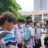 Thí sinh xem thông tin phòng thi tại Điểm thi Trường Trung học Cơ sở Trần Văn Ơn, quận 1, Thành phố Hồ Chí Minh. (Ảnh: Thu Hoài/TTXVN) 