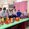 Các đại biểu tham quan gian hàng sản phẩm được công nhận là sản phẩm OCOP của thành phố Phú Quốc. (Nguồn: Cổng Thông tin Điện tử tỉnh Kiên Giang)