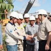 Thủ tướng Phạm Minh Chính với công nhân thi công Dự án nâng cấp Quốc lộ 30 đoạn Cao Lãnh- Hồng Ngự. (Ảnh: Dương Giang/TTXVN)
