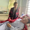 Tài xế Nguyễn Tú Sinh (57 tuổi) - người may mắn sống sót sau vụ tai nạn kinh hoàng khiến 3 thành viên của Câu lạc bộ Bóng đá Hoàng Anh Gia Lai tử vong - hiện đang được điều trị tại Bệnh viện Đa khoa tỉnh Gia Lai. (Ảnh: Quang Thái- TTXVN