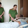  Thiếu tướng Nguyễn Thanh Tùng ân cần động viên và mong muốn Thiếu tá Nguyễn Anh Tuấn giữ gìn sức khỏe, thực hiện nghiêm túc phác đồ điều trị của y bác sỹ để sớm bình phục trở lại đơn vị. (Ảnh: TTXVN phát)
