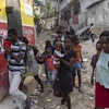 Người dân rời bỏ nhà cửa sau cuộc tấn công của băng nhóm tội phạm tại Port-au-Prince (Haiti). (Nguồn: AFP/TTXVN) 