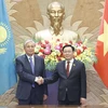 Chủ tịch Quốc hội Vương Đình Huệ và Tổng thống Cộng hòa Kazakhstan Kassym-Jomart Tokayev. (Ảnh: Doãn Tấn/TTXVN)