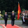 Chủ tịch nước Võ Văn Thưởng và Tổng thống Kazakhstan Kassym-Jomart Tokayev duyệt Đội danh dự Quân đội Nhân dân Việt Nam. (Ảnh: Thống Nhất/TTXVN) 