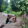 6 cục đá nặng khoảng 20 tấn lăn xuống núi Ba Thê do ảnh hưởng bởi mưa lớn. (Ảnh: TTXVN phát)