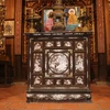 Tủ thờ được giữ nguyên bản từ xưa tại gian thờ chính của căn Nhà cổ Ông Kiệt. (Ảnh: Minh Hưng/TTXVN) 