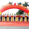 Bí thư Thành ủy Lê Văn Thành (áo trắng đứng giữa) dự lễ cắt băng khánh thành một dự án tại huyện Vĩnh Bảo. (Ảnh: TTXVN phát)