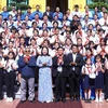 Phó Chủ tịch nước Võ Thị Ánh Xuân với các đại biểu Cháu ngoan Bác Hồ tỉnh Bình Dương. (Ảnh: Văn Điệp/TTXVN)