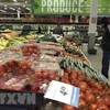 Người dân chọn mua hàng trong siêu thị tại Vancouver, Canada. (Nguồn: THX/TTXVN) 