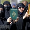 Người Hồi giáo Iraq tuần hành phản đối việc đốt kinh Koran bên ngoài Đại sứ quán Thụy Điển ở thủ đô Baghdad. (Ảnh: AFP/TTXVN) 