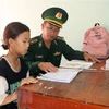 Ngoài nhiệm vụ chuyên môn, cán bộ Biên phòng tại tỉnh Kon Tum luôn quan tâm, chăm sóc cho trẻ em có hoàn cảnh khó khăn theo chương trình Con nuôi Đồn Biên phòng và Nâng bước em tới trường. (Ảnh: Khoa Chương/TTXVN)
