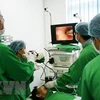 Các bác sỹ Bệnh viện Chợ Rẫy Phnom Pênh thực hiện phẫu thuật nội soi tai mũi họng cho bệnh nhân Campuchia. (Ảnh: TTXVN) 
