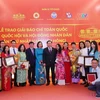 Chủ tịch Quốc hội Vương Đình Huệ, Tổng Giám đốc TTXVN Vũ Việt Trang chụp ảnh cùng các tác giả, nhóm tác giả của Thông tấn xã Việt Nam đoạt giải Diên Hồng lần thứ nhất năm 2023 (Ảnh: Hoàng Hiếu/TTXVN) 