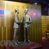 Bức tượng Chủ tịch Hồ Chí Minh và Chủ tịch nước Cộng hòa Dân chủ Nhân dân Lào Kaysone Phomvihane thể hiện mối quan hệ đặc biệt Việt Nam-Lào. (Ảnh: Quang Quyết/TTXVN) 