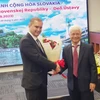 Chủ tịch Hội Hữu nghị Việt Nam-Slovakia Thành phố Hồ Chí Minh Bùi Quang Hải tặng hoa Tham tán Kinh tế, Phó Đại sứ Cộng hòa Slovakia tại Việt Nam Marian Veres. 