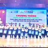Đoàn Thanh niên TTXVN khu vực phía Nam trao 50 suất học bổng cho các em học sinh có hoàn cảnh khó khăn vươn lên trong học tập tại huyện Xuân Lộc, Đồng Nai. (Ảnh: Lê Xuân/TTXVN)