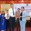 Chủ tịch Ủy ban Nhân dân tỉnh Bình Phước Trần Tuệ Hiền trao Giấy chứng nhận đầu tư cho Chủ tịch Công ty TNHH Shandong Haohua Tire. (Ảnh: Sỹ Tuyên/TTXVN)