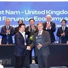 Chủ tịch Quốc hội Vương Đình Huệ chứng kiến lễ trao các thỏa thuận hợp tác giữa các doanh nghiệp, địa phương hai nước tại Diễn đàn cấp cao Việt Nam-Vương quốc Anh về Kinh tế và Thương mại (London, tháng 6/2022). (Ảnh: Doãn Tấn/TTXVN) 