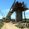 Cầu An Bình nằm trên địa bàn huyện Đại Lộc, tỉnh Quảng Nam, chuẩn bị hợp long. (Ảnh: Trần Tĩnh/TTXVN)