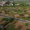 Cánh đồng chuyên canh trồng rau, củ, quả đảm bảo an toàn ở xã Tiền Yên, huyện Hoài Đức (Hà Nội), nhìn từ trên cao. (Ảnh: Vũ Sinh/TTXVN) 