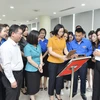Tổng Giám đốc Thông tấn xã Việt Nam Vũ Việt Trang xem thông tin giới thiệu các Khu Di tích của TTXVN được tích hợp sẵn trong mã QR. (Ảnh: Minh Đức/TTXVN) 